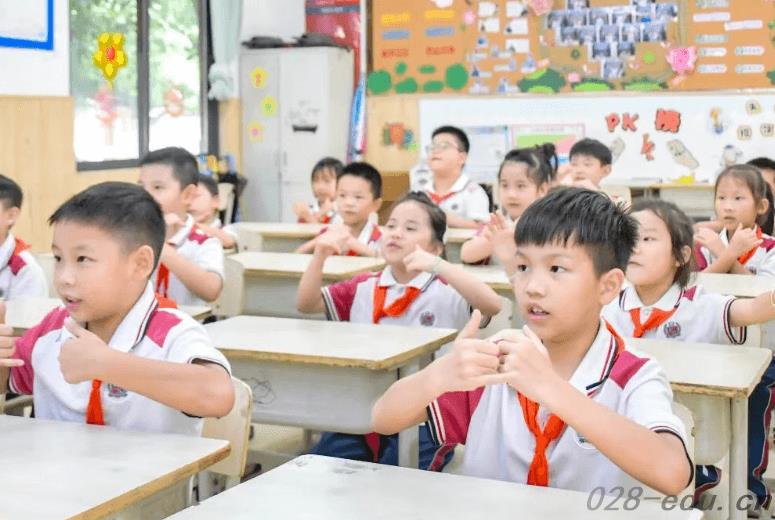 成都市郫都区川科外国语学校