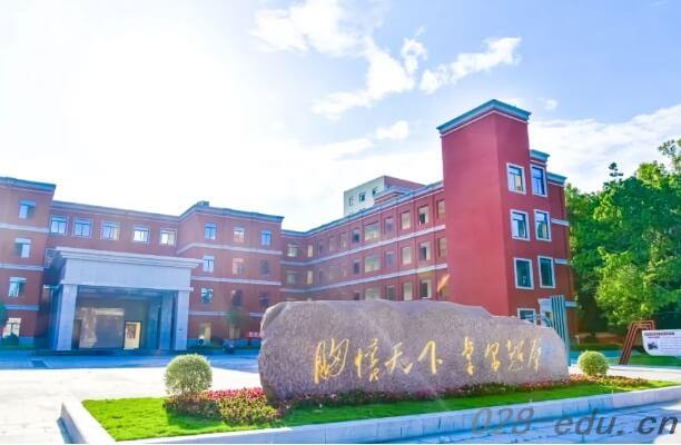 成都市郫都区川科外国语学校